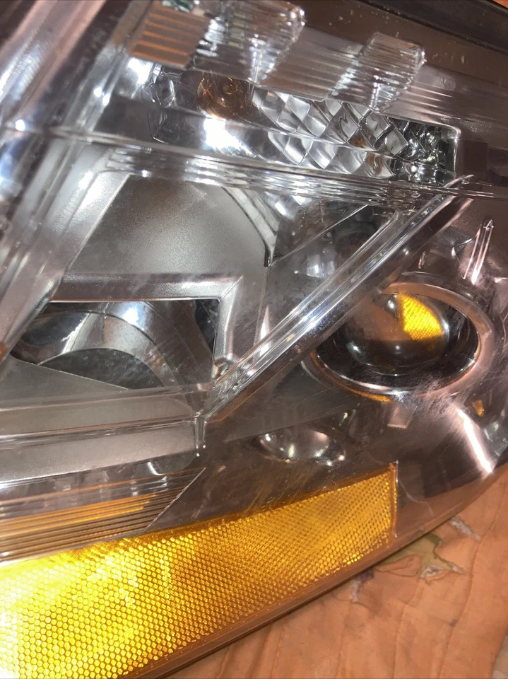 Conjunto de faros delanteros usados para Cadillac SRX 2010-2013 Foto 4 de 4