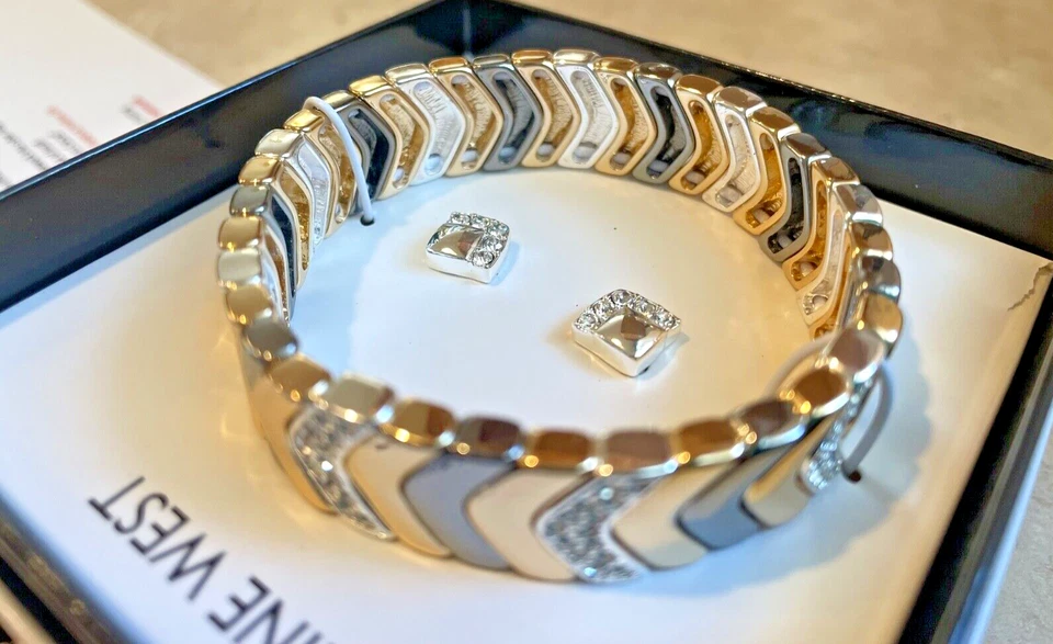 Juego de pendientes y brazaletes Nine West en caja bronce, plata y tono dorado declaración Foto 3 de 4