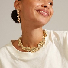 Geometric alloy choker with electroplated finish and clavicle chain design