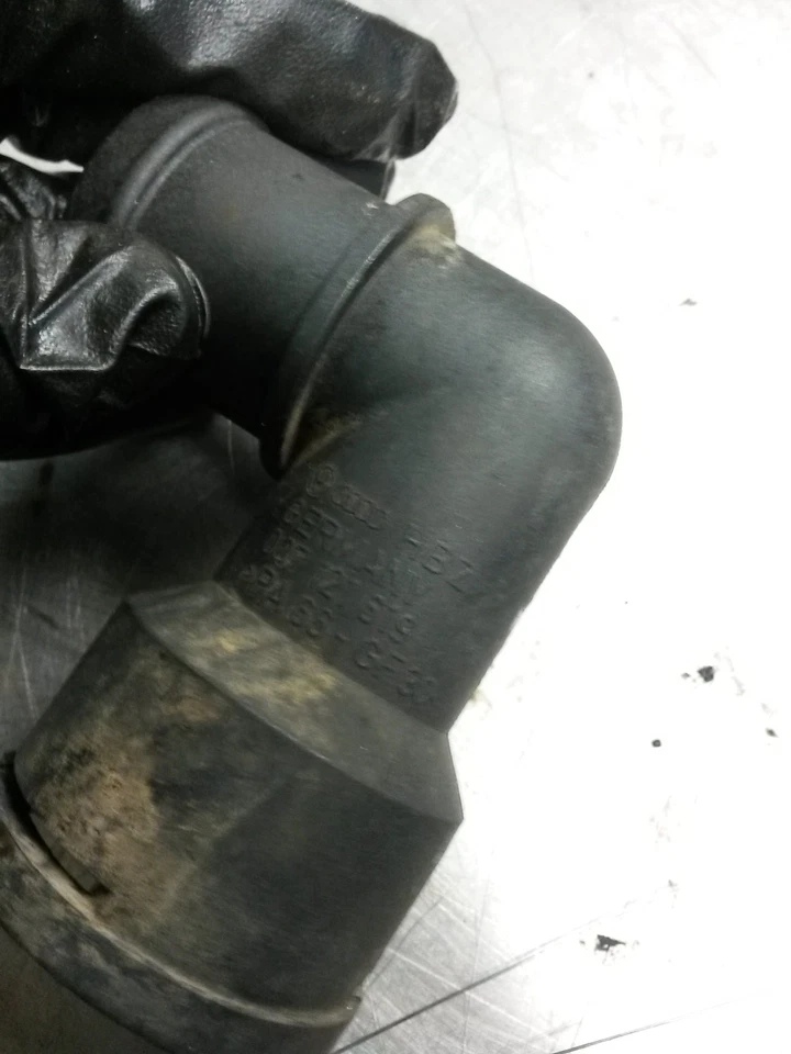 Впускное отверстие охлаждающей жидкости для 96-99 Volkswagen Jetta 2.0 - Изображение 3 из 4