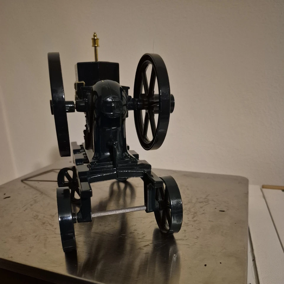 ERTL McCormick-Deering 1990 modelo "M" escala 1/6 metal fundido a presión Foto 2 de 3