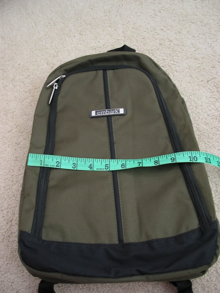Mochila de viaje informal Embark tamaño pequeño ~15"x10" verde oliva oscuro Foto 2 de 4
