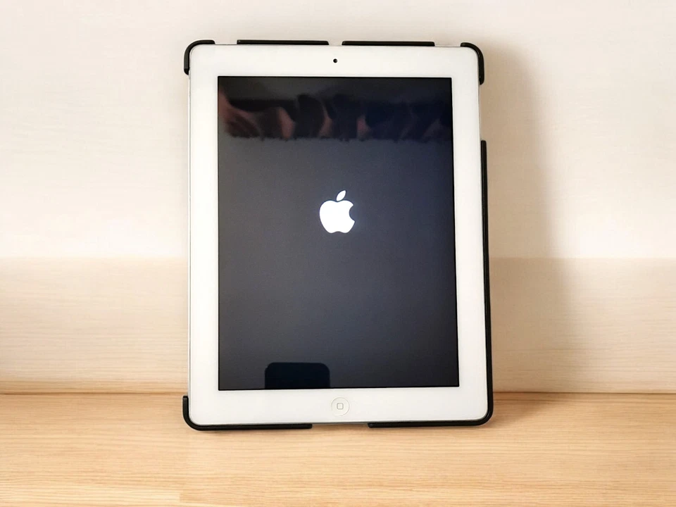 Apple iPad 2a Generazione 9.7" 16GB Wi-Fi - Tablet  Argento + Cover Nera - Immagine 2 di 4