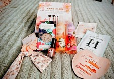 Beauty bundle with ANNE KLEIN makeup tool set