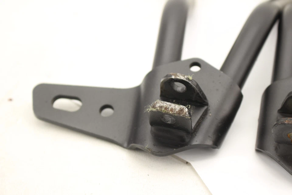 YAMAHA XSR700 2024 OEM JUEGO DE CLAVIJAS DE PASAJERO TRASERO PAR Foto 3 de 4