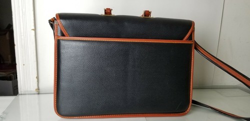 Excellent Condition Vintage Dooney & Bourke Pebbled Leather With Key. 15x11x5 - Picture 5 of 12