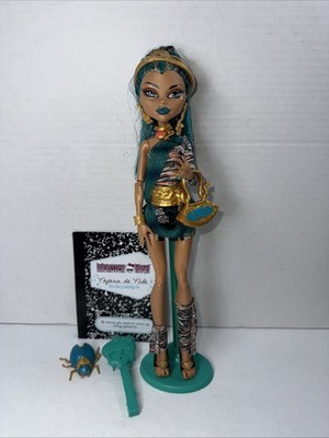 Monster High Doll Nefera de Nile Azura Beetle Diary Stand