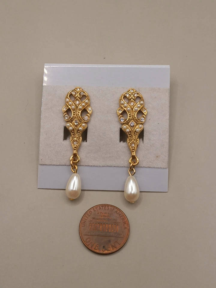 Pendientes colgantes perforados de diamantes de imitación de perlas tono oro 1928 de colección Foto 2 de 4