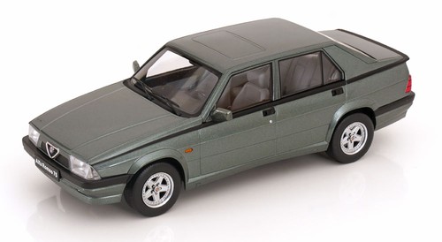 Triple9 1:18 Alfa Romeo 75 Année de construction 1991 argent métallique