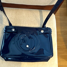 Armani Jeans Damen Schultertasche klein Kunstleder Lackoptik Blau Logo RV