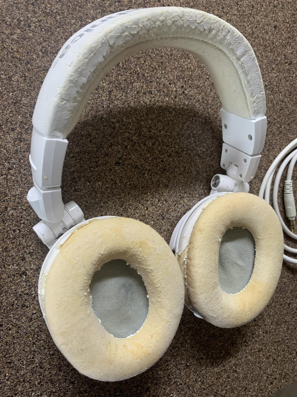 PEELING AudioTechnica ATHM50x ClosedBack Monitor Headphones White