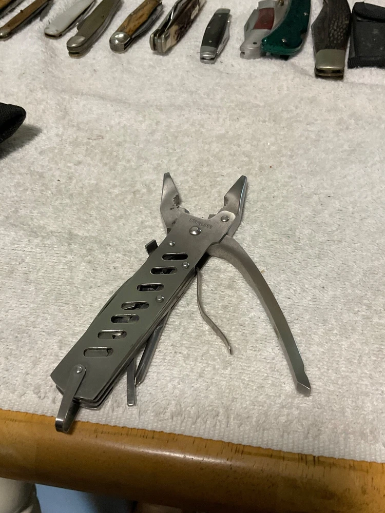 MULTI-TOOL WITH HOLDER. STAINLESS