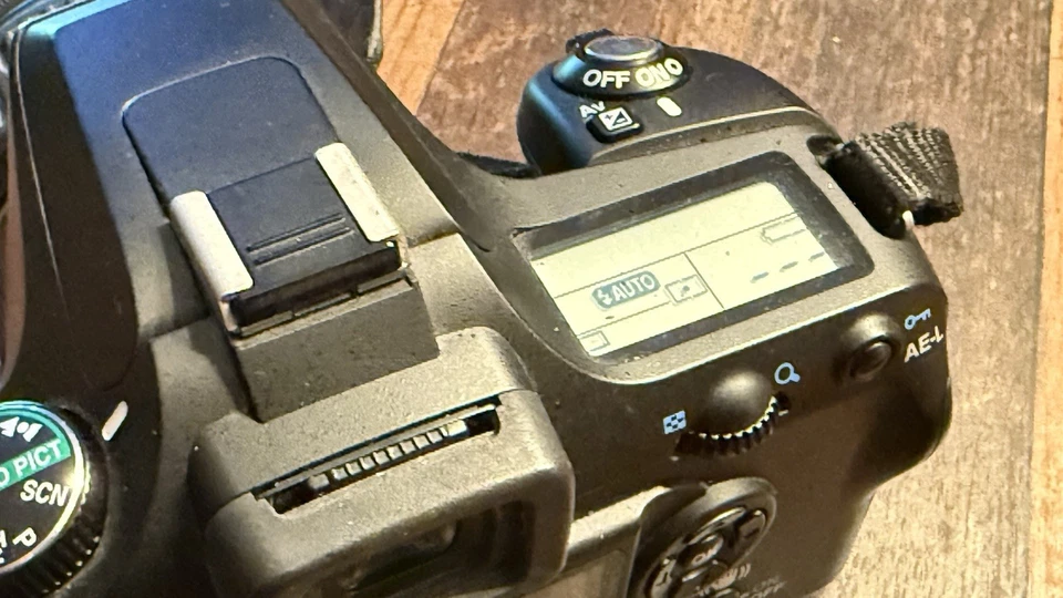 Pentax K K100D Super 6.1MP Digitalkamera - Schwarz (Kit mit AL 18-55mm Objektiv) - Bild 4 von 4