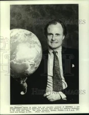 1989 Press Photo John Hemingway, "Travels" - nop33725