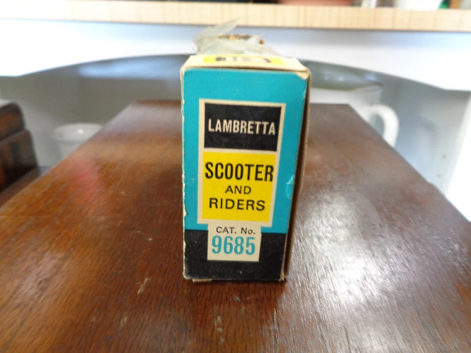 RARE VINTAGE BRITAINS LTD. LAMBRETTA SCOOTER MOPED W/ RIDERS 9685 DIECAST NIB! - Image 4 of 4