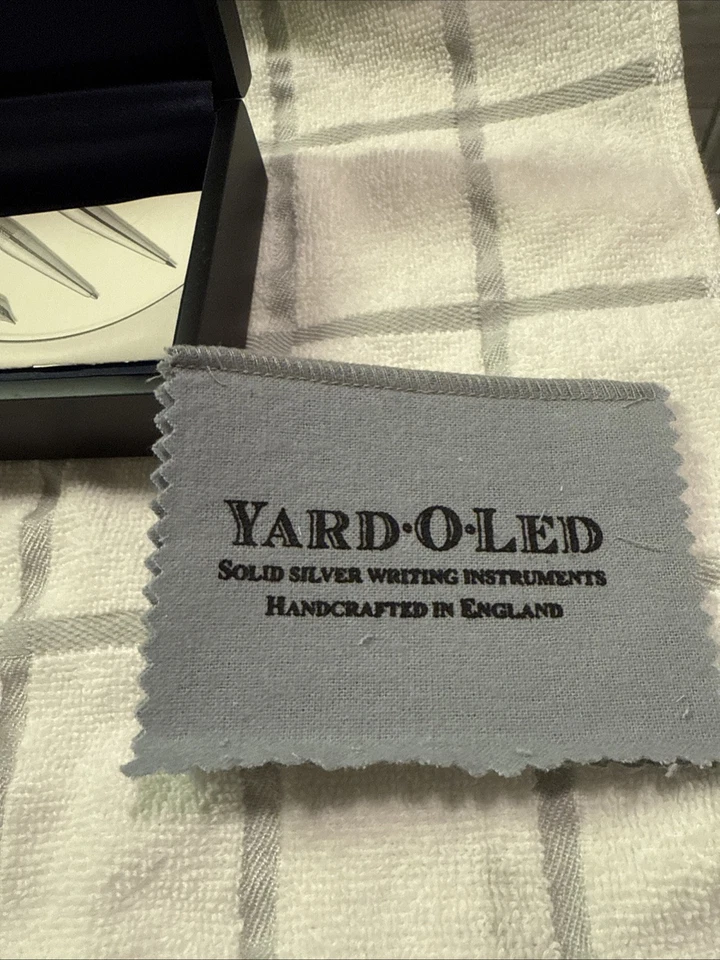 Bolígrafo led Yard•o• nunca usado.  Viene con papeles y caja Foto 3 de 4