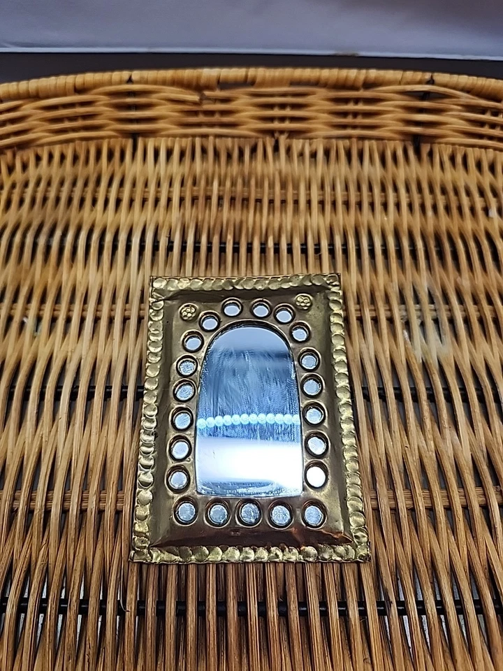 Espejo de pared compacto de latón marroquí en forma de puerta tono dorado Foto 2 de 4