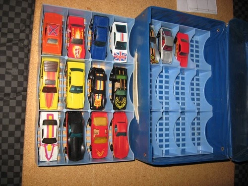 VINTAGE HOT WHEELS LOT WITH CASE 15 HOT WHEEL CARS LOOK !!!!!!!