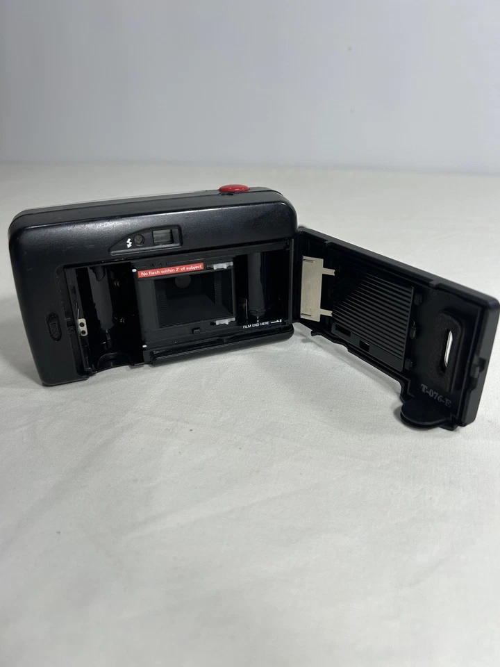 Polaroid 35mm One Film Black Built in Flash Auto Focus Point & Shoot Camera VTG - Image 4 of 4