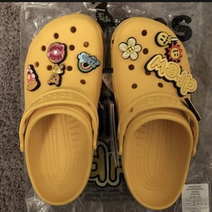 w8 size crocs