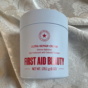 Crema reparadora First Aid Beauty Ultra hidratación intensa piel sensible 6 oz. 