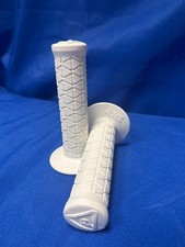 BUBBLE FONT Old School AME Tri Retro BMX Bike Grips Mongoose GT Haro RL White