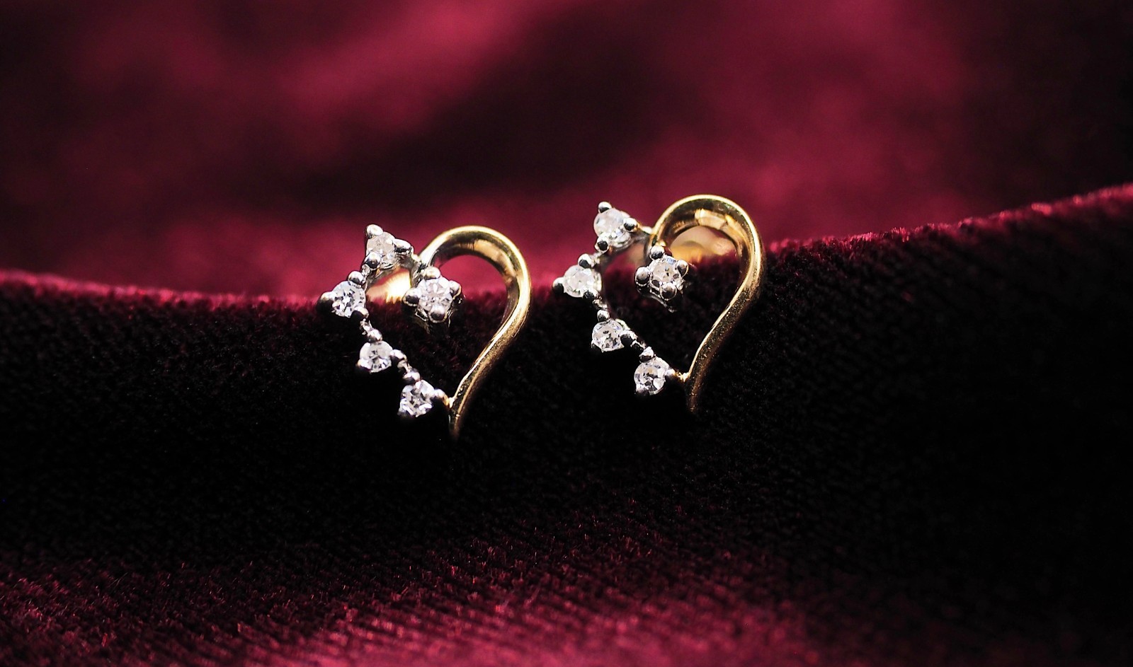 Unique - 14K Gold - Heart Shape Earrings With 10 Diamond Accents - .94 Gram