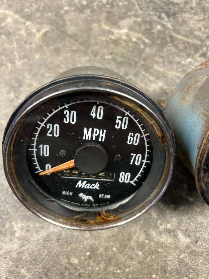 Velocímetro y tacómetro Mack Truck Foto 4 de 4