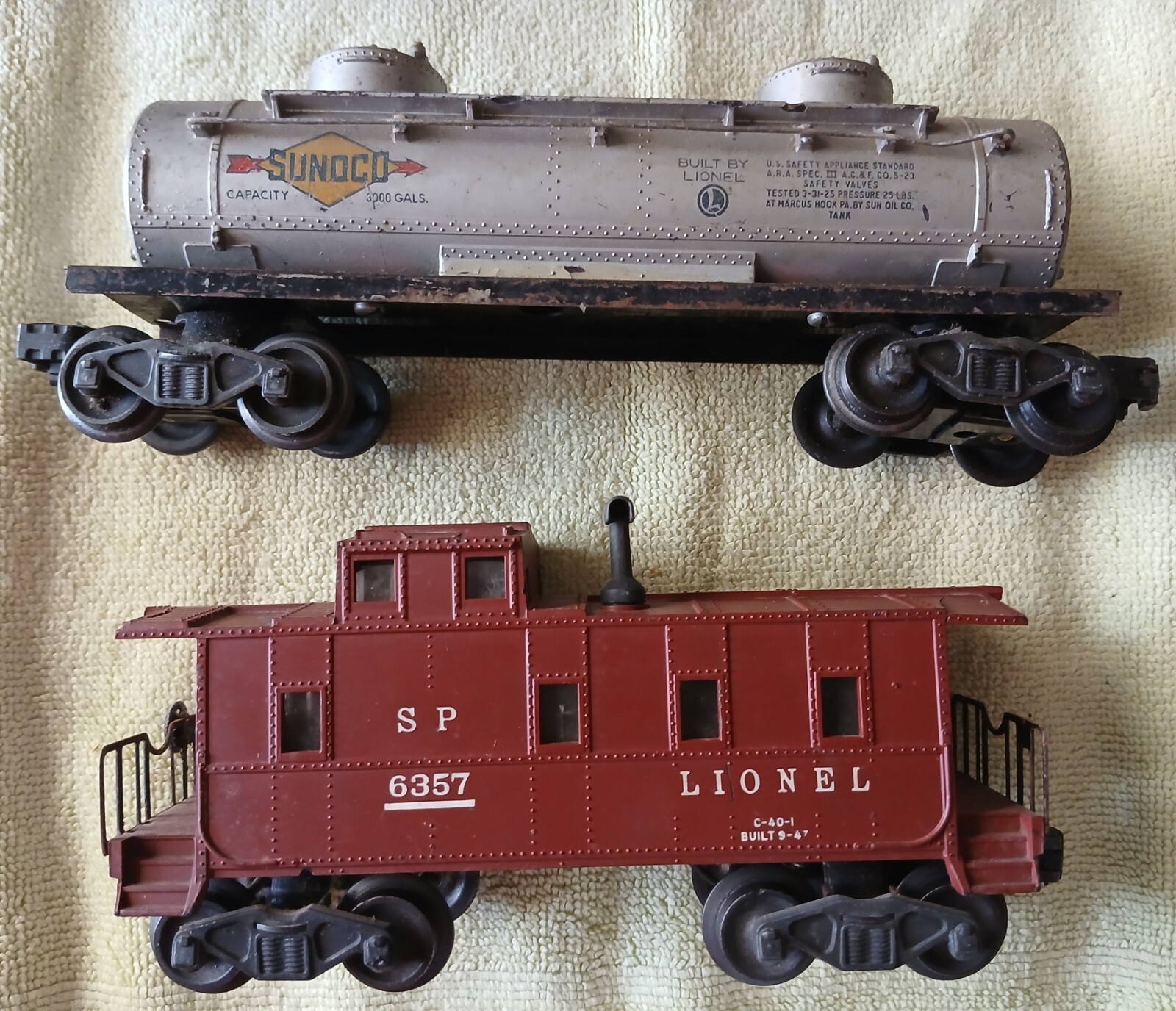 lionel postwar two dome tank car 6465 and S.P. 6357 maroon caboose