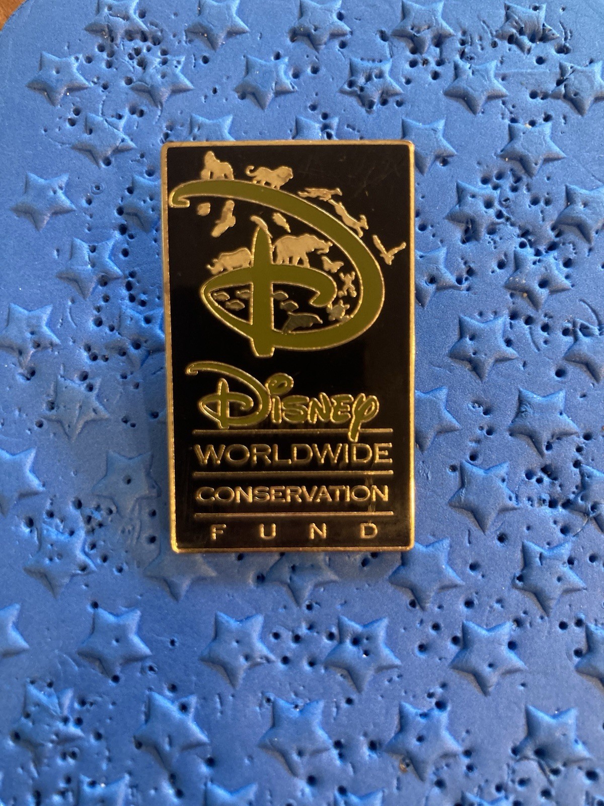 Disney Pin OE ~ 2012 Worldwide Conservation Fund GREEN D (Rare)
