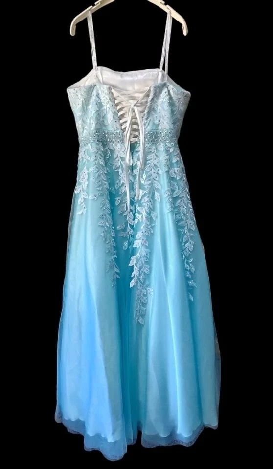 Hermoso Vestido de Baile Azul Claro con Encaje Blanco y Estrás Transparente Talla 12 Foto 3 de 4