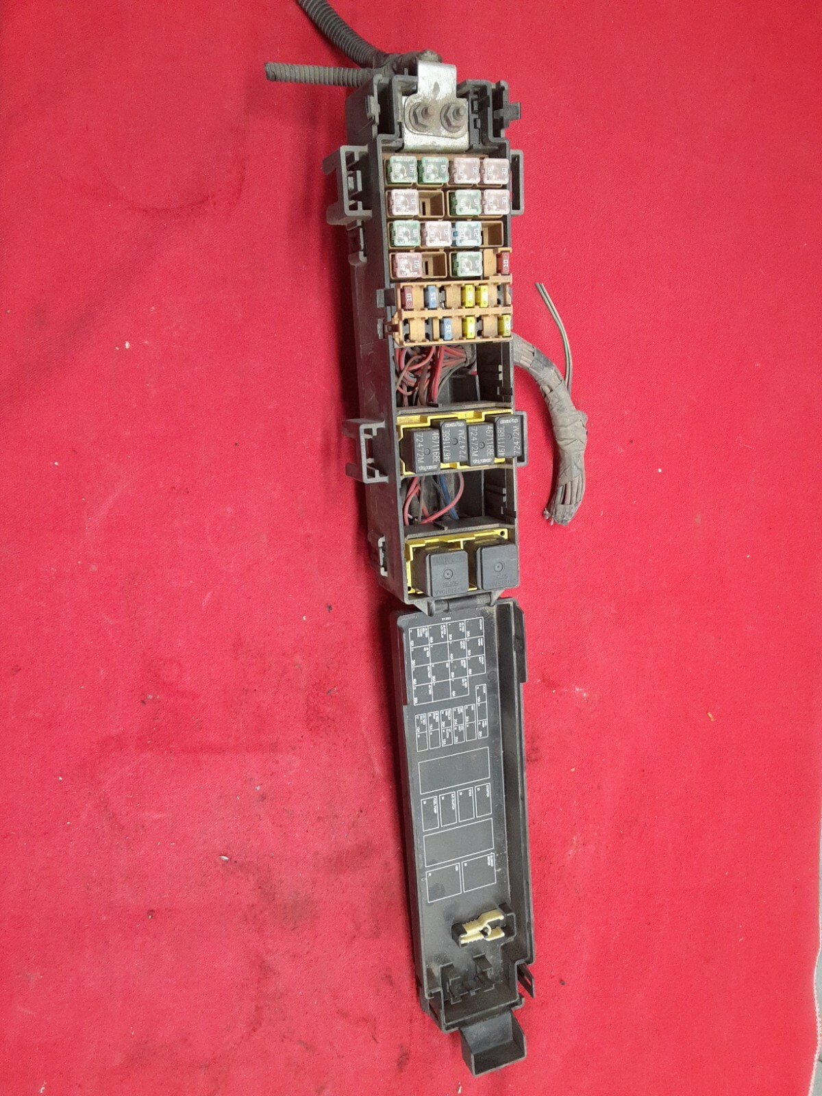 2004 2005 Dodge Durango Power Distribution Center Box Relay Fuse Panel Yellow