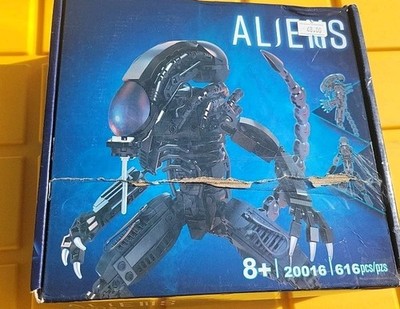 MOC: The Xenomorph XX121 & Building Toys 599 Pieces for Collection Good Quality