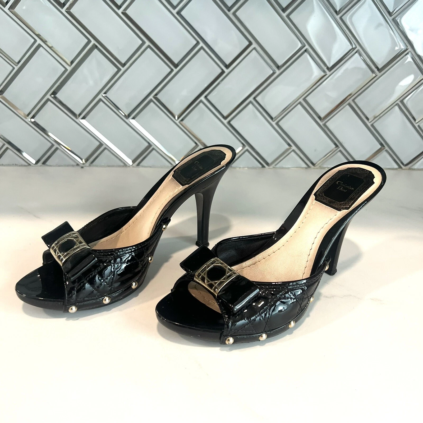 Sandales coulissantes arc en cuir verni noir Dior CANNAGE