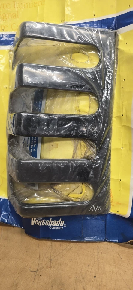 Cubiertas de luz ranuradas para cortinas traseras AVS 36025 1984-96 Jeep Cherokee XJ Foto 3 de 4