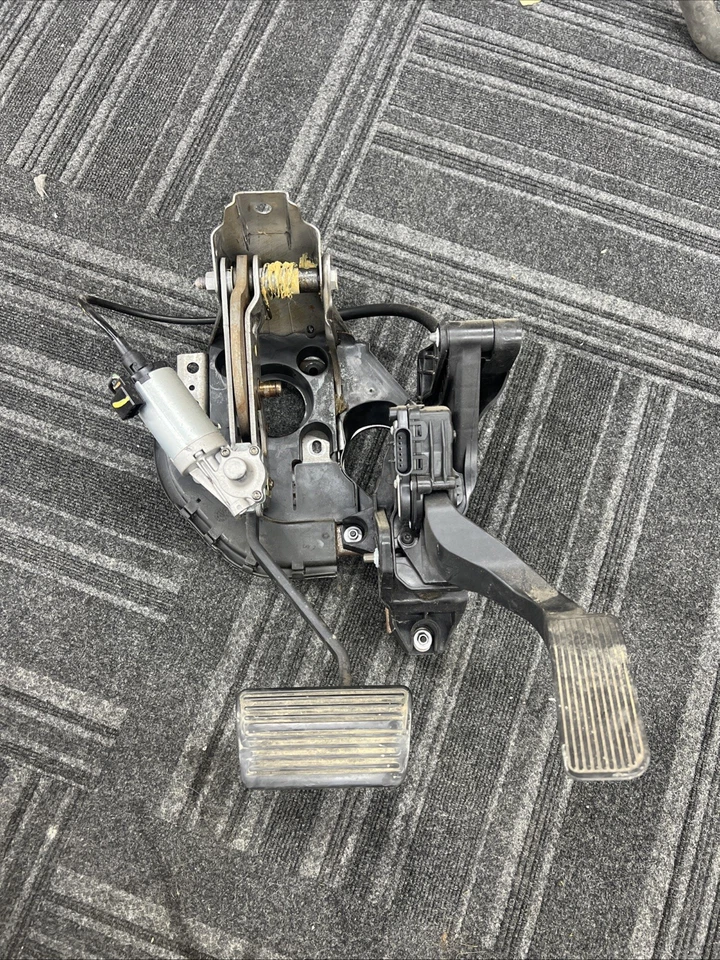 2009 Yukon Xl Denali Complete Power Adjustable Brake And Gas Pedal Assembly Oem - Image 2 of 4