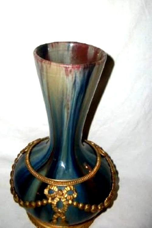 JARRÓN DE CERÁMICA FRANCÉS SEVRES MONTURAS DE BRONCE ARCOS ORMOLU BOTINES GOTEO FLAMBE ANTIGUO Foto 3 de 4