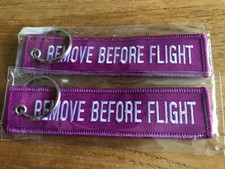 RIMUOVI PRIMA DEL VOLO portachiavi ricamato colore rosa