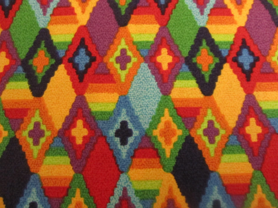 Tela de algodón con diamantes de colores vibrantes acolchado en blanco por yarda x 44 Foto 3 de 4