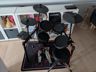 E-Drum Kit Alesis Nitro Mesh Kit inkl. Hocker und Coolmusic DM 20 Verstärker