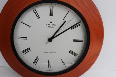 Junghans MEGA Wanduhr 373/0111.00 Rahmen aus Holz ca. Ø29 cm