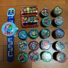 Un orologio Yo-kai, 161 medaglie Yo-kai e due porta medaglie Yo-kai set