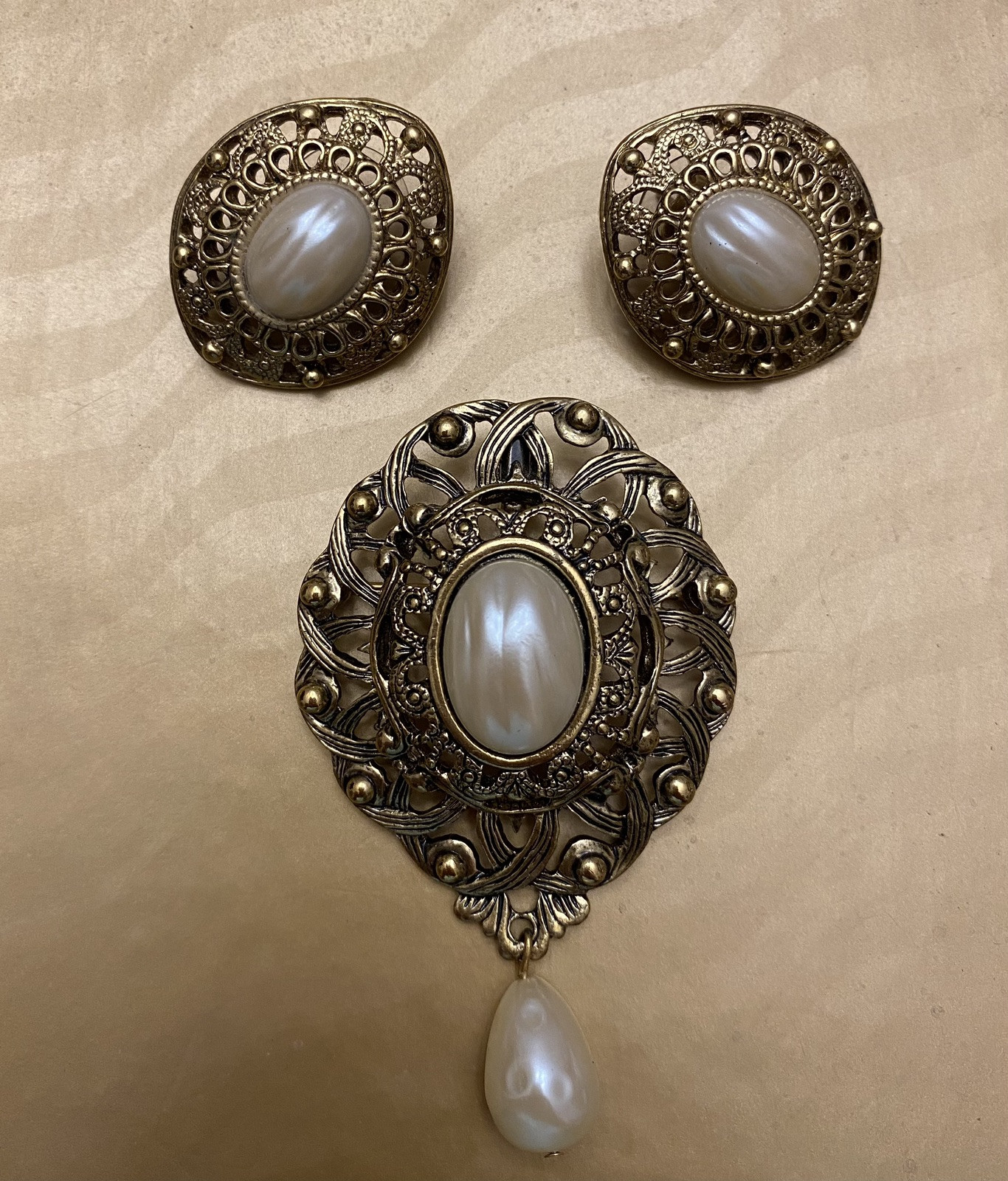 VINTAGE GOLD TONE FAUX PEARL BROOCH PIN with LOVELY MATCHING EARRINGS