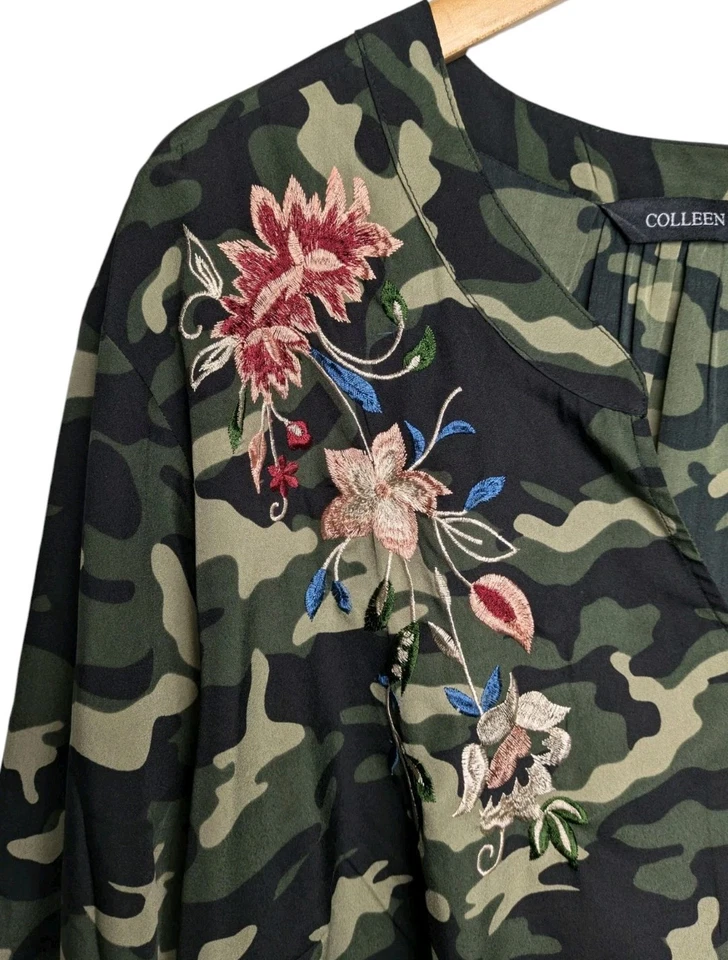 Blusa Colleen Lopez Camuflagem Floral 3X Bordada Verde Multi - Imagem 2 de 4