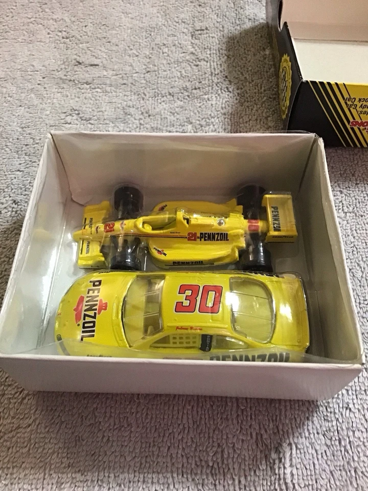 1997 ROBERTO GUERRERO #21 & JOHNY BENSON #30 Pennzoil  1/64 Diecast Set - Image 4 of 4