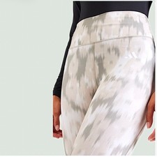 NEW Adidas Wonder Beige Silver Pattern Leggings Athleisure Size M IK5447