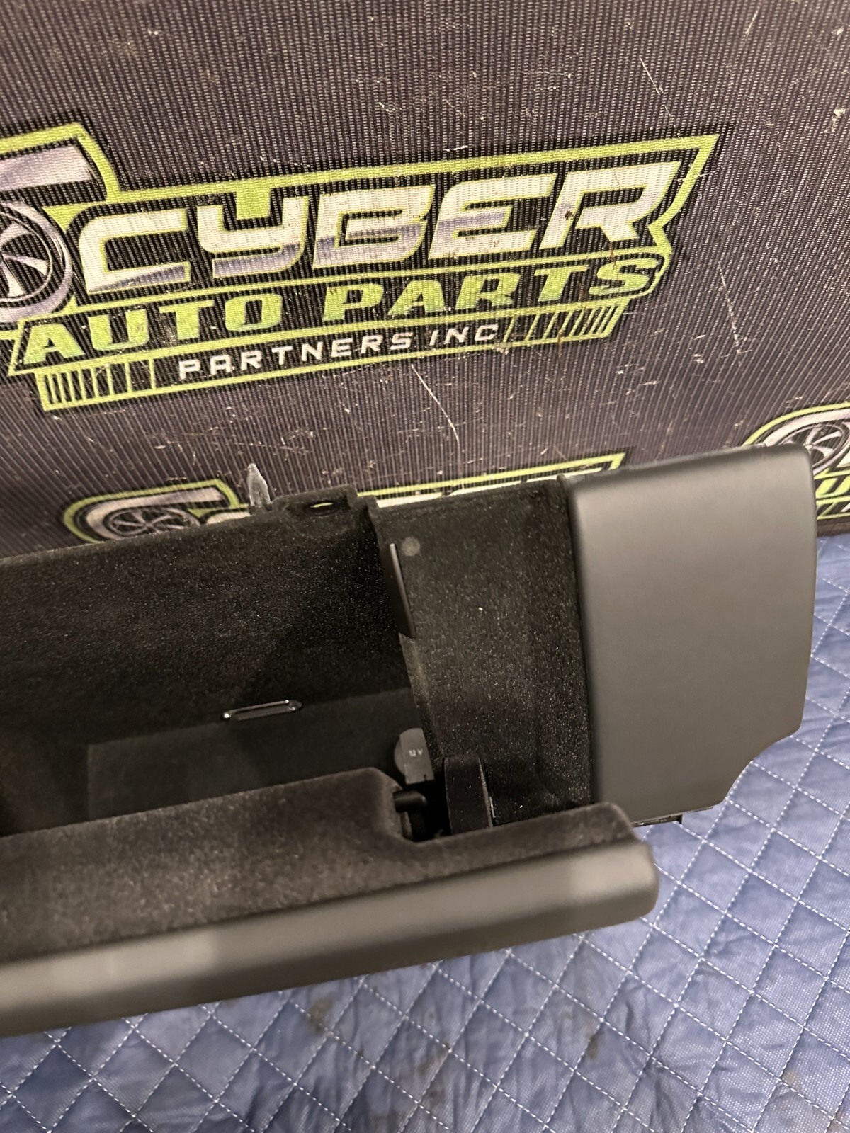 Audi R8 2014 Glove box