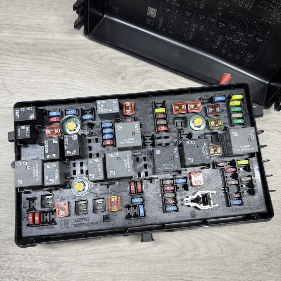 Unidad de módulo de control de relé de caja de fusibles Chevrolet Cruze 2011-2014 95216200 OEM Foto 2 de 4