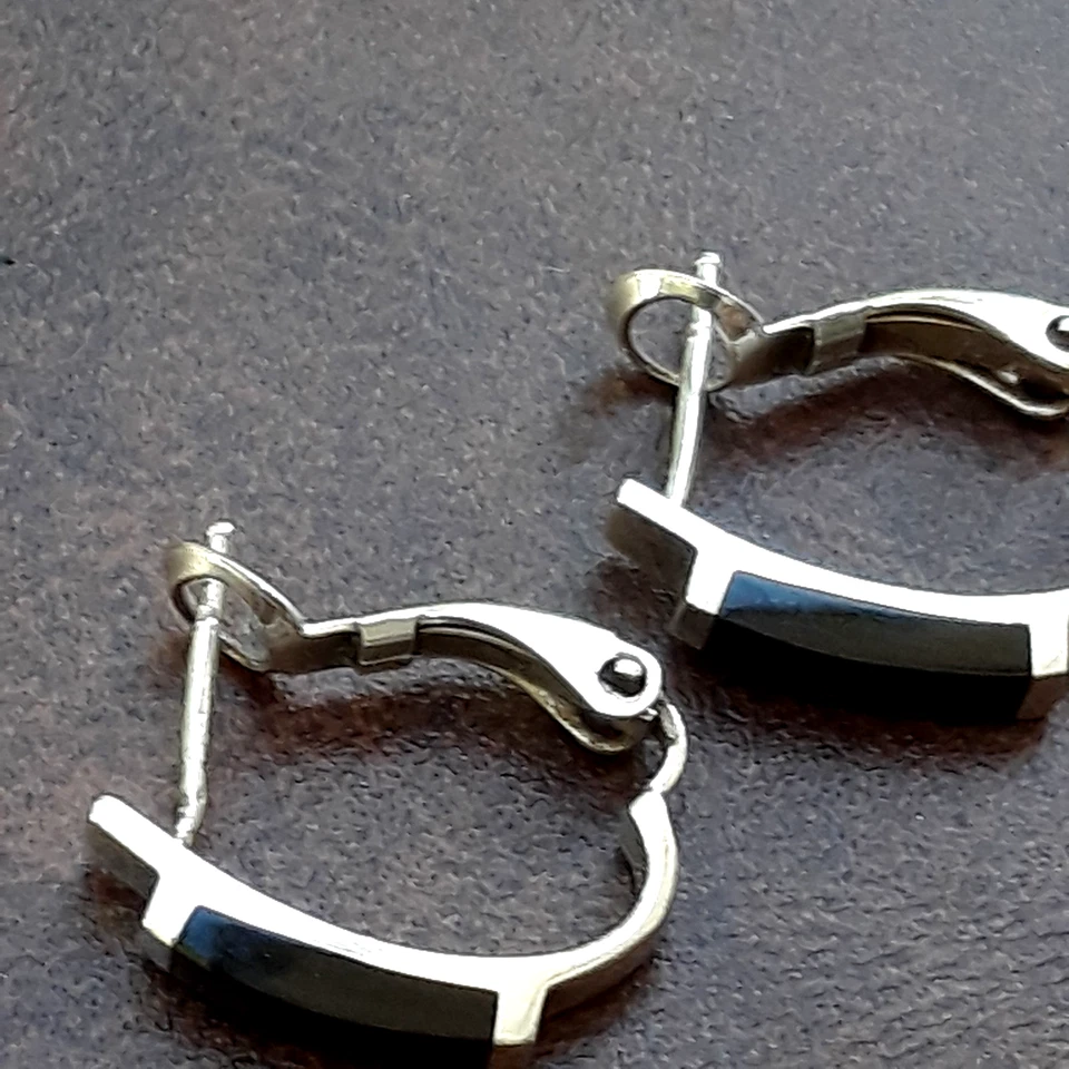 Pendientes de aro Huggie vintage de plata esterlina y ónix Sunstone Imports 3/4" Foto 4 de 4