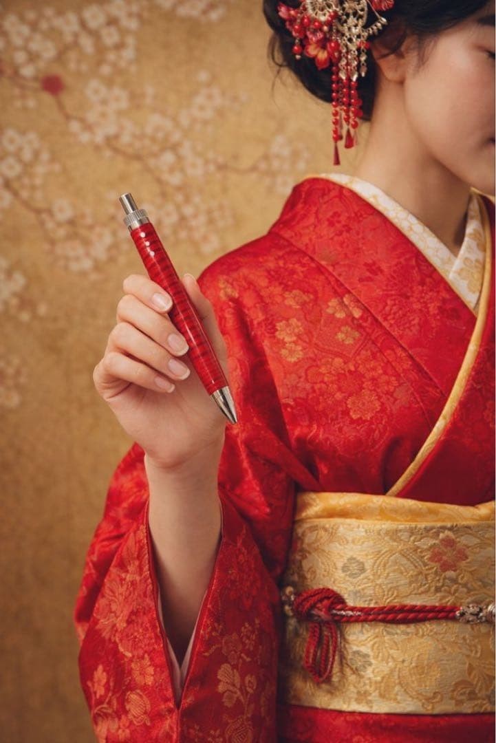 Stylo en bois finition laquée instrument de musique guitare rouge carthame